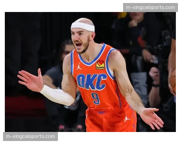 卡鲁索命中关键三分 判罚争议后心态调整能力